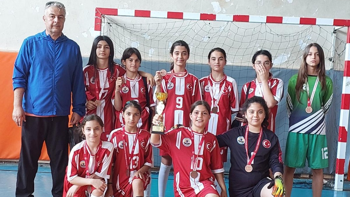 Okulumuz Küçük Kız Futsal Takımı İl 3. Olmuştur.